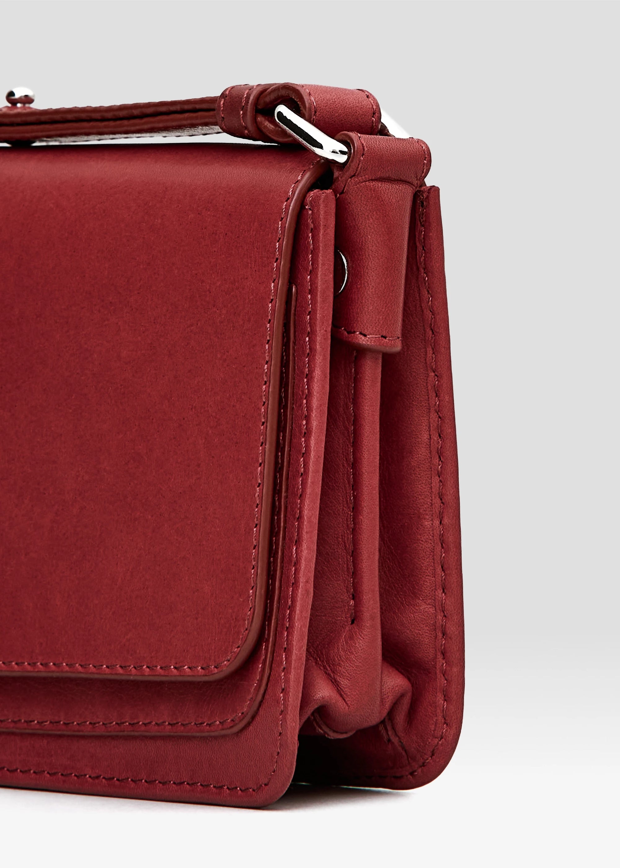 Close-up detailed front view of the Philini Mihaela Wallet Bag in red Nappa leather highlighting handle.