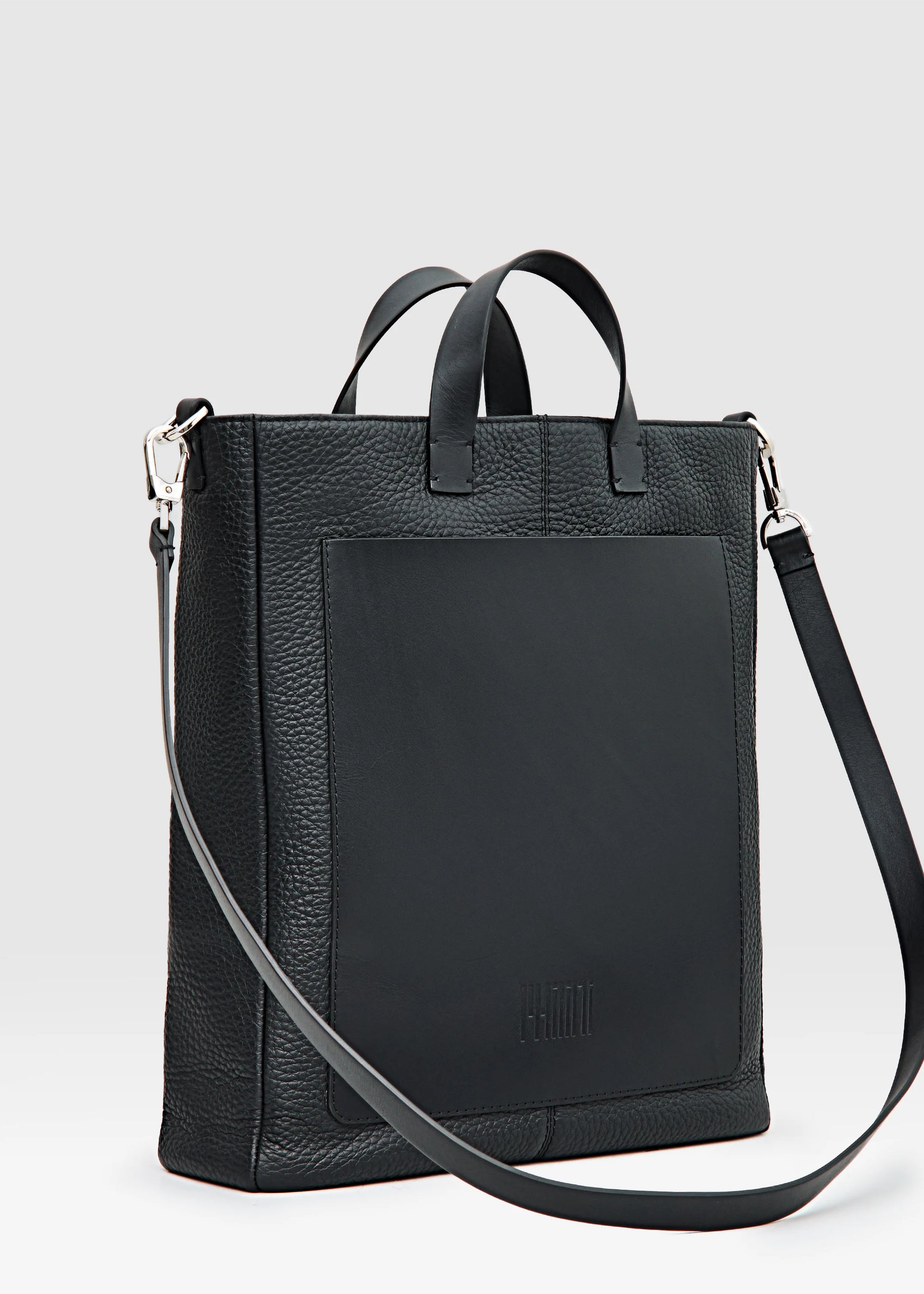 Philini Andrea Bag in Black – A luxurious handmade leather tote bag for women, crafted from premium full-grain and buffalo European leather. This timeless and sustainable design features a sleek silhouette, detachable shoulder strap, and elegant craftsmanship. Perfect for modern, ethical fashion enthusiasts
