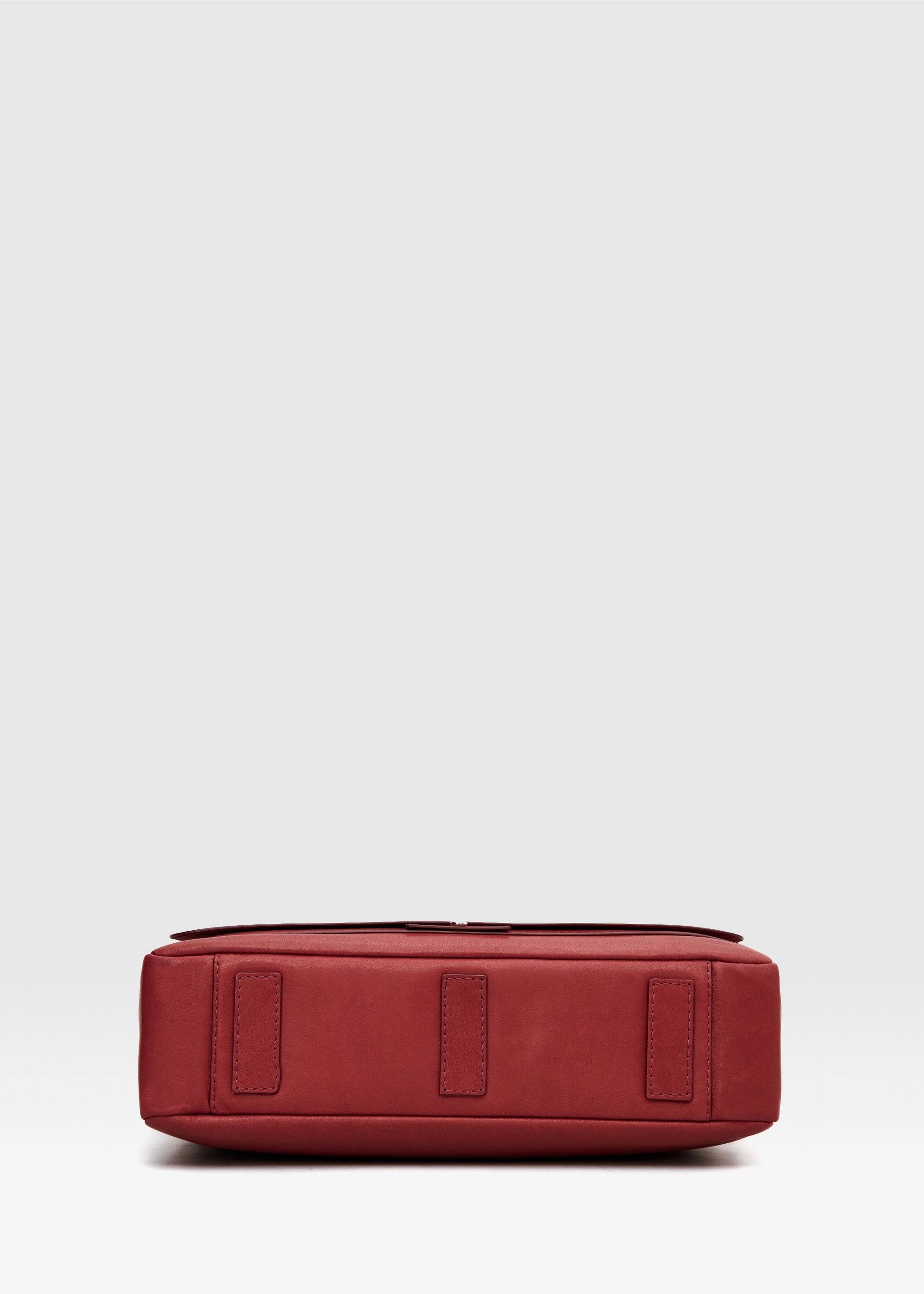 Bottom view of the Philini Aneta Bag in red, crafted from durable red aniline leather with two protective leather pads on the bottom. It is a handcrafted leather bag crafted from substantiale materials 