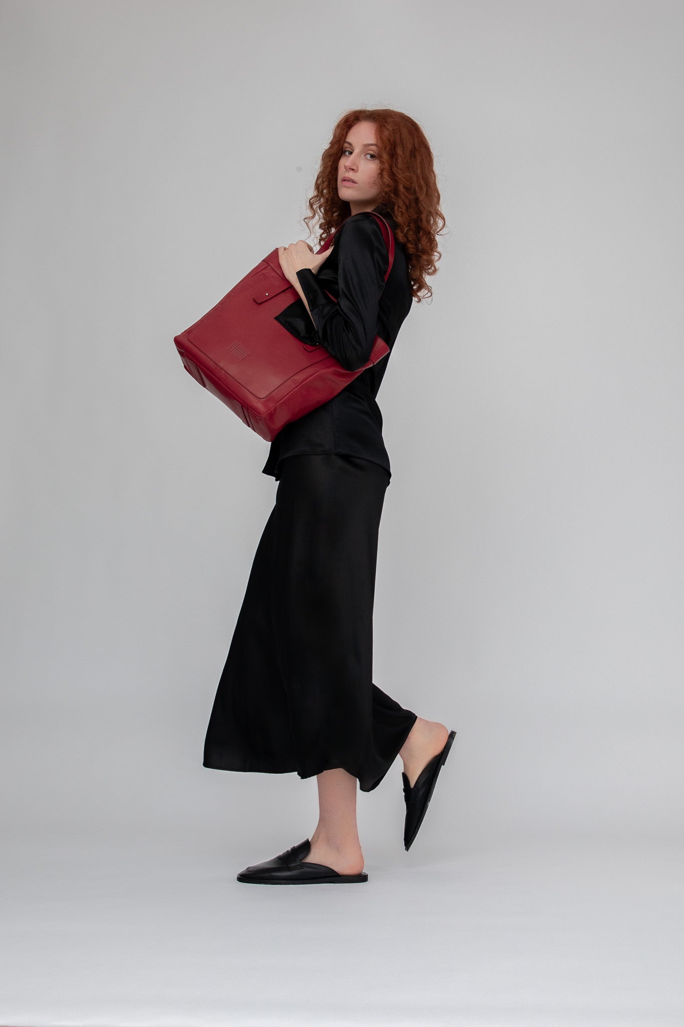 red tote in aniline leather in business style by fashion brand Philini